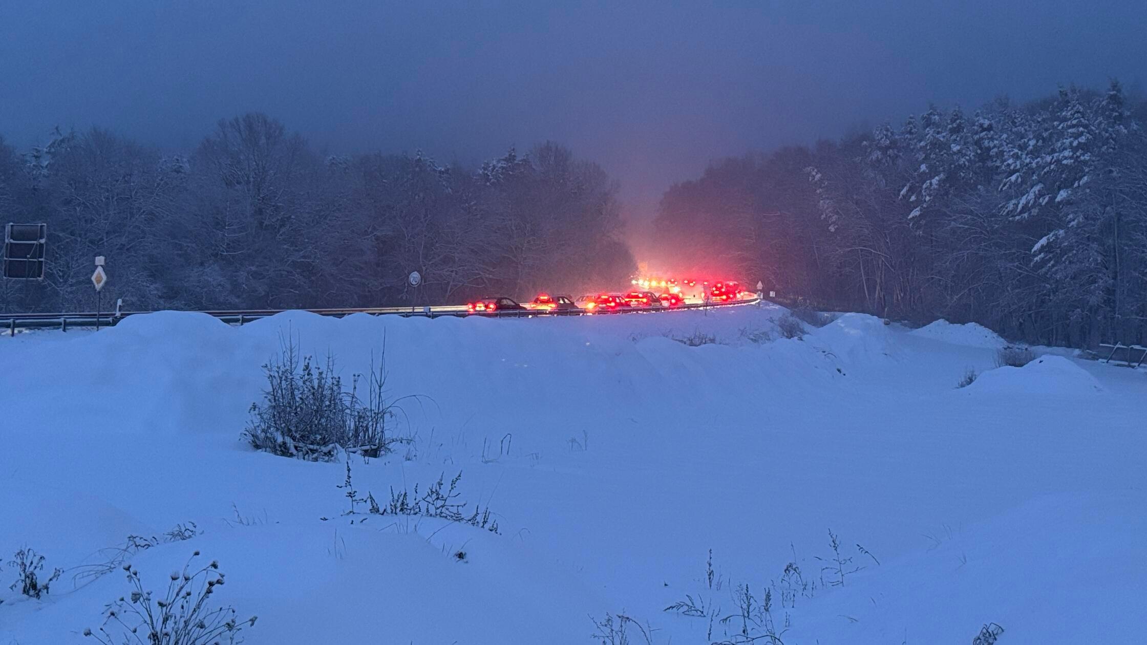 Rote-Lichter-aus-der-Ferne-Was-ist-los-auf-der-Stra-e-am-Dillberg-bei-Neumarkt-
