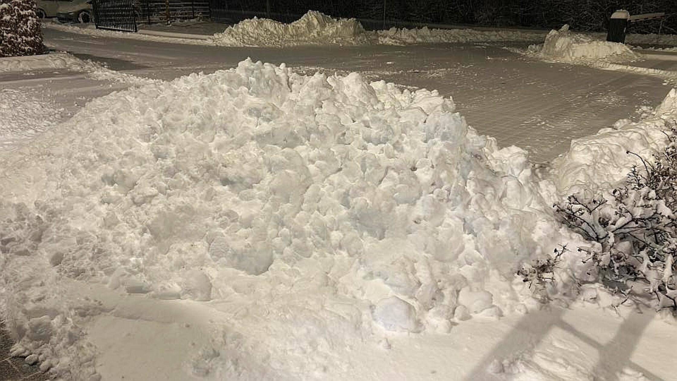 Bergeweise türmt sich der geräumte Schnee am Wegesrand.