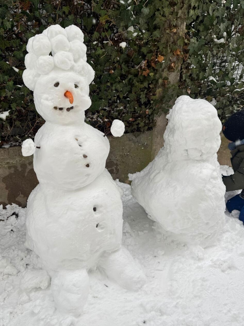 Der vierjährige Valerio Ferrara half beim Bau dieser Schneefrau mit Dauerwelle - und schoss dann gleich das Foto dazu.