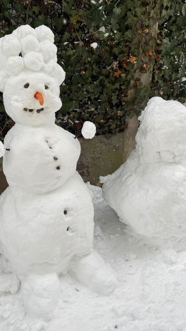 Der vierjährige Valerio Ferrara half beim Bau dieser Schneefrau mit Dauerwelle - und schoss dann gleich das Foto dazu.