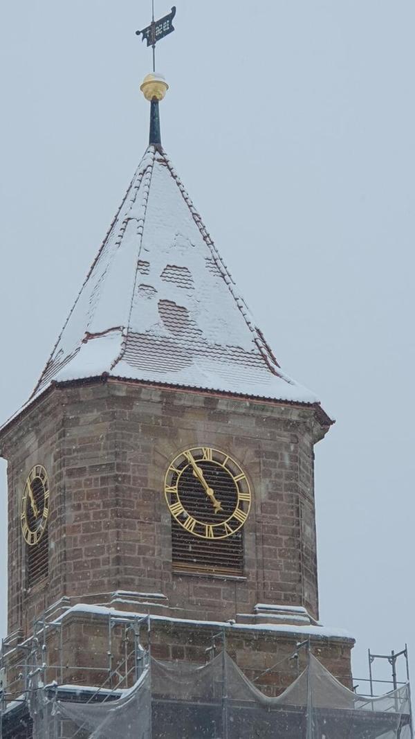 "Winter in Wallesau" hat Fotograf Max Rüttinger sein Bild betitelt. Selbst auf dem steilen Kirchendach blieb die weiße Pracht liegen.
