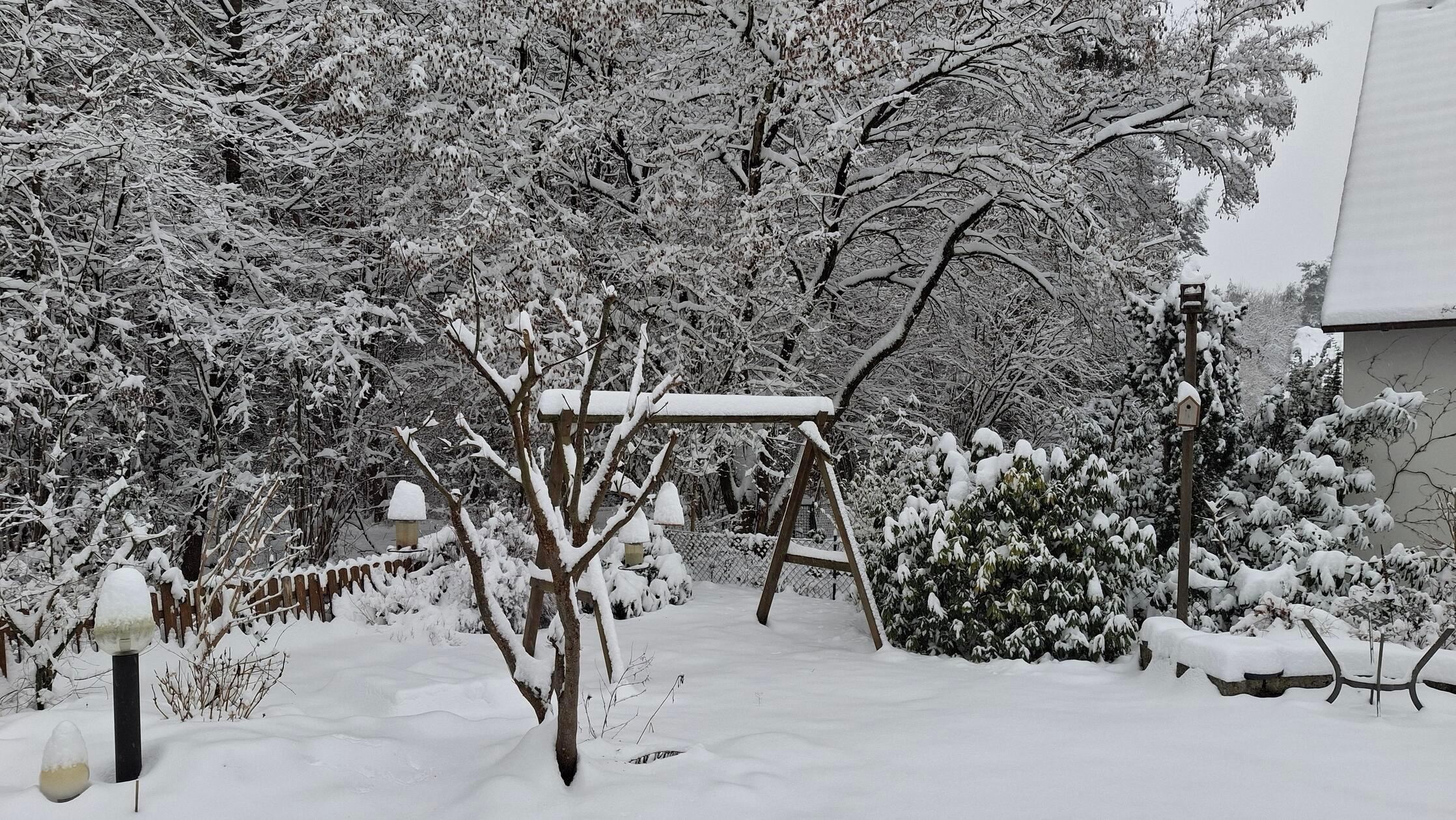Die Futterstellen mit Schneemützen fotografierte in Leerstetten Brigitte Geiß in ihrem Garten.