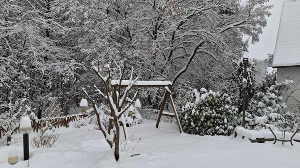 Die Futterstellen mit Schneemützen fotografierte in Leerstetten Brigitte Geiß in ihrem Garten.