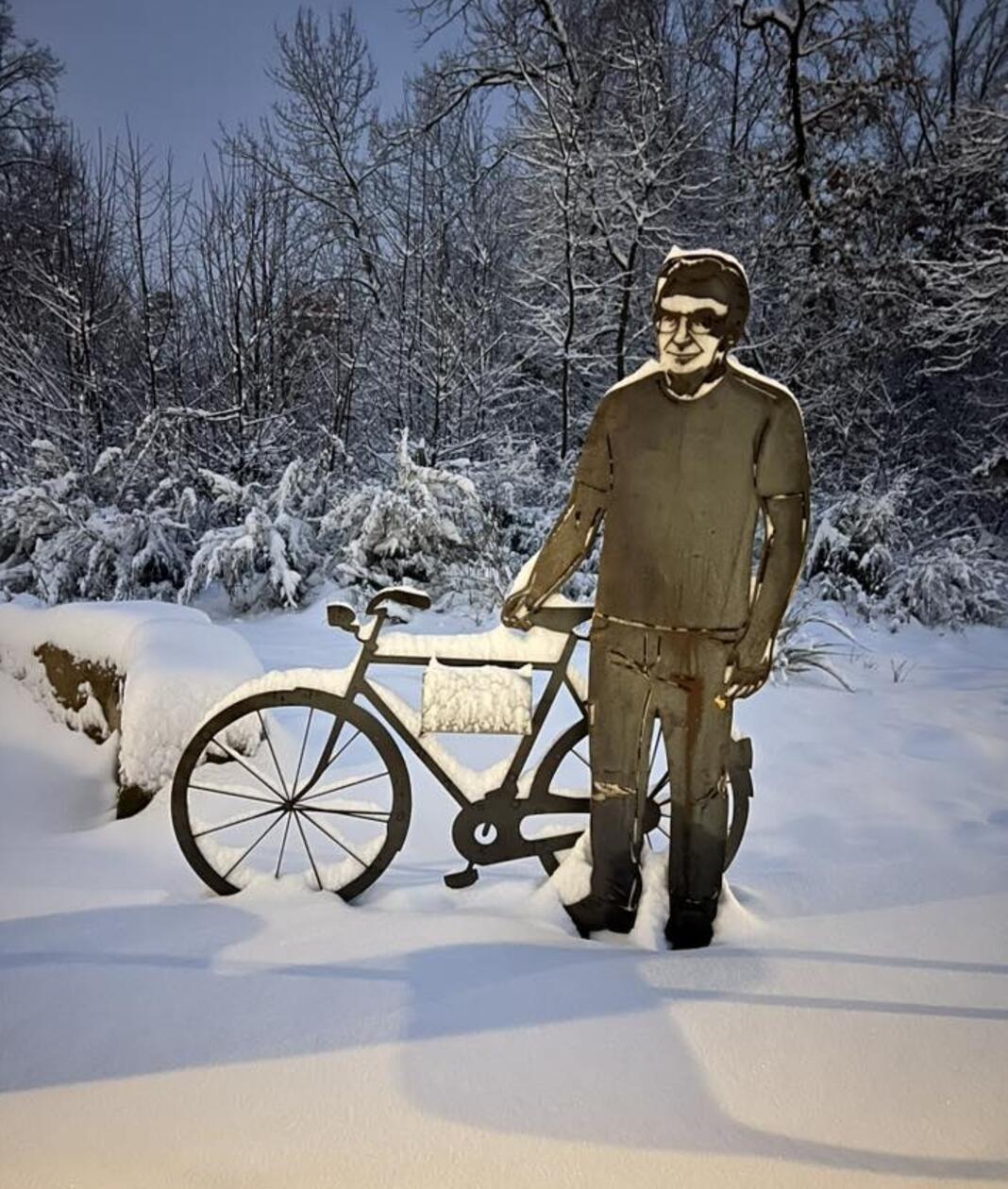 Kein Radlwetter - aber der Skulptur am Radweg bei Büchenbach machen die paar Flocken nichts aus.