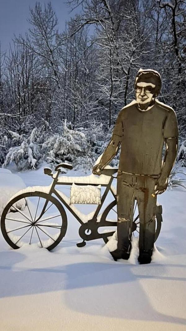 Kein Radlwetter - aber der Skulptur am Radweg bei Büchenbach machen die paar Flocken nichts aus.