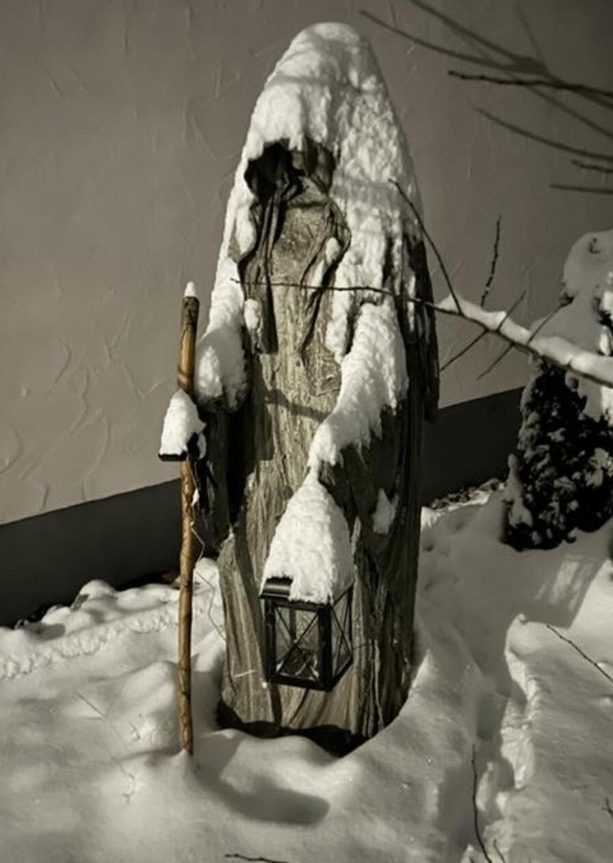 Ein bisschen gruselig wirkt diese eingeschneite Figur...