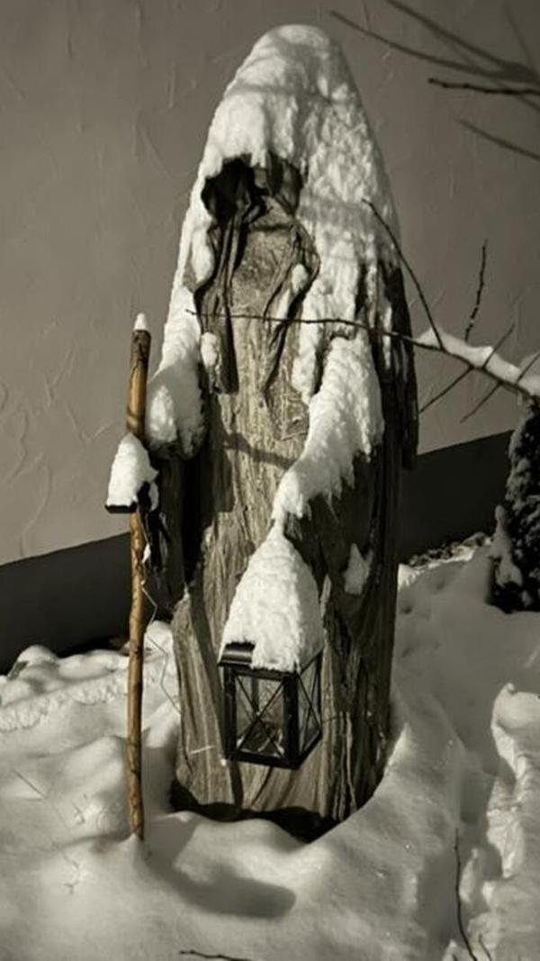 Ein bisschen gruselig wirkt diese eingeschneite Figur...