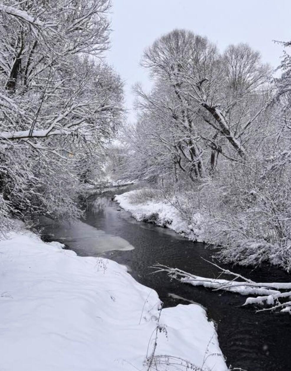 Wo Wasser auf Eis trifft, sieht es an den Bächen und Flüssen der Region oft besonders malerisch aus.