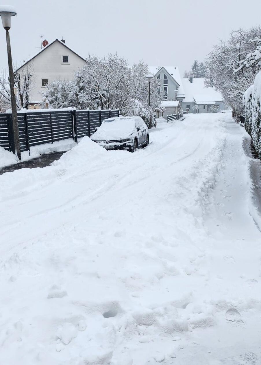 Endlich ist der Gehweg freigeräumt - zumindest bis der Schneepflug die Verhältnisse wieder umdreht.