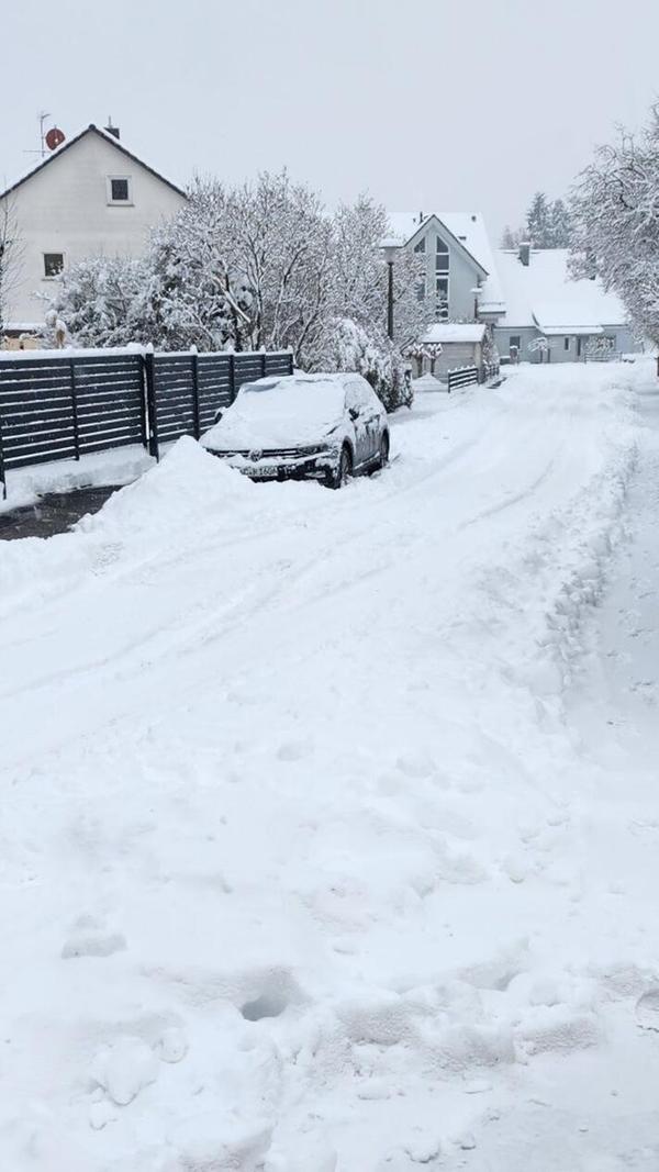 Endlich ist der Gehweg freigeräumt - zumindest bis der Schneepflug die Verhältnisse wieder umdreht.
