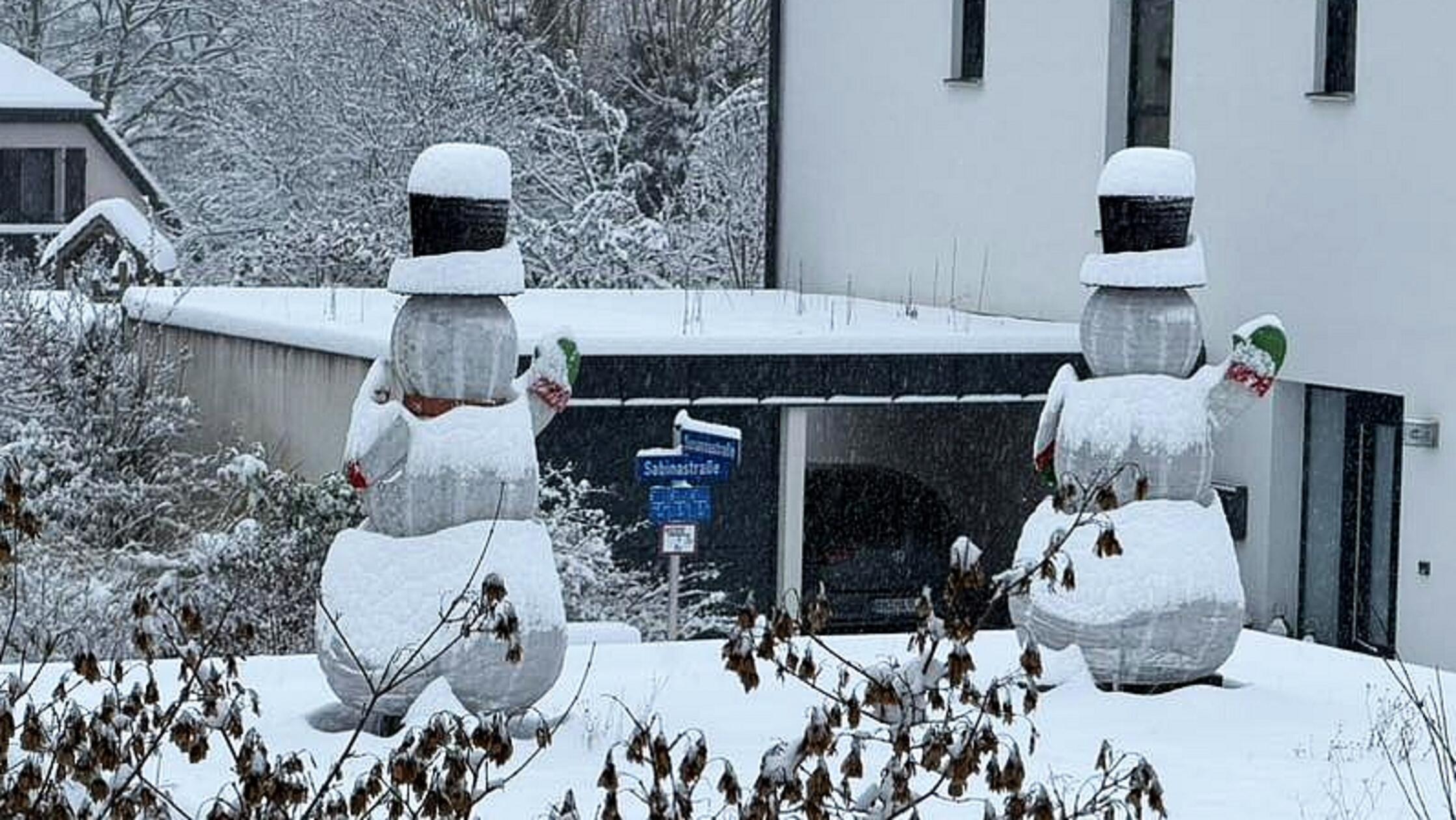 Zwar nicht ganz aus Schnee, dafür aber ganz schön groß sind diese beiden winterlichen Gesellen in Hilpoltstein.