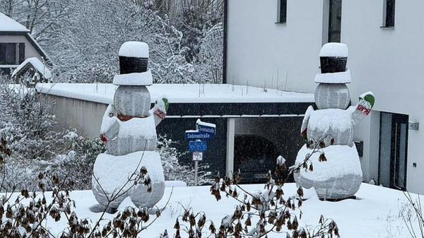 Zwar nicht ganz aus Schnee, dafür aber ganz schön groß sind diese beiden winterlichen Gesellen in Hilpoltstein.