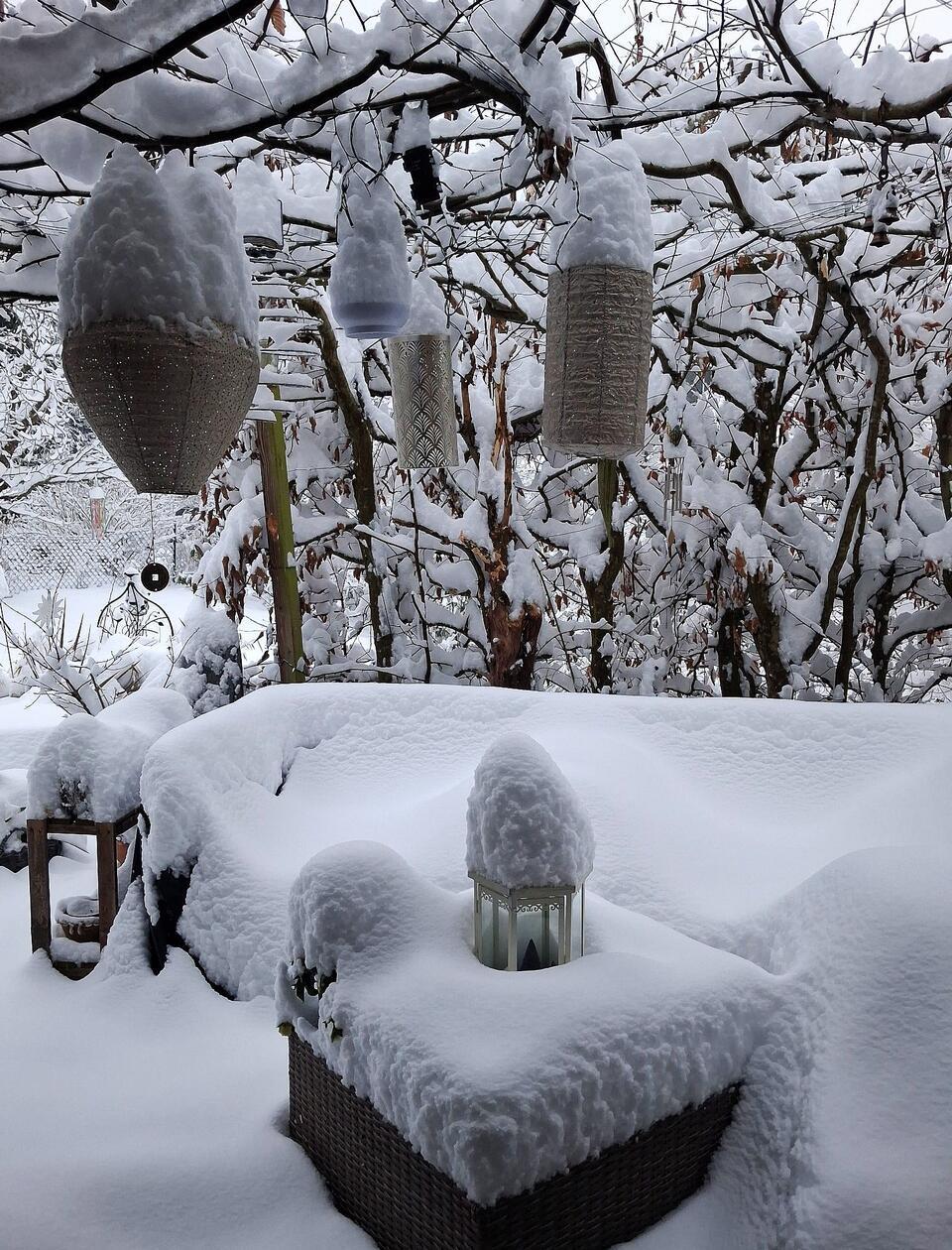 Sonst leuchten hier Laternen - jetzt ist es der Schnee.