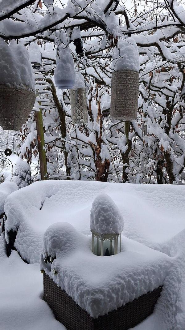 Sonst leuchten hier Laternen - jetzt ist es der Schnee.
