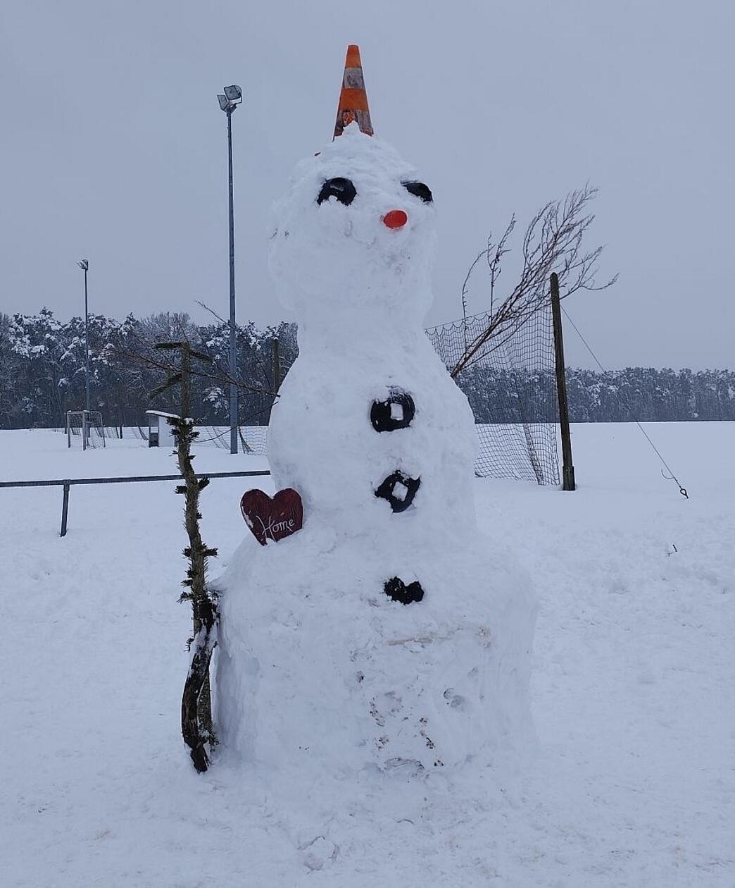 Ganz schön groß ist dieser Schneemann am Sportplatz in Rittersbach.