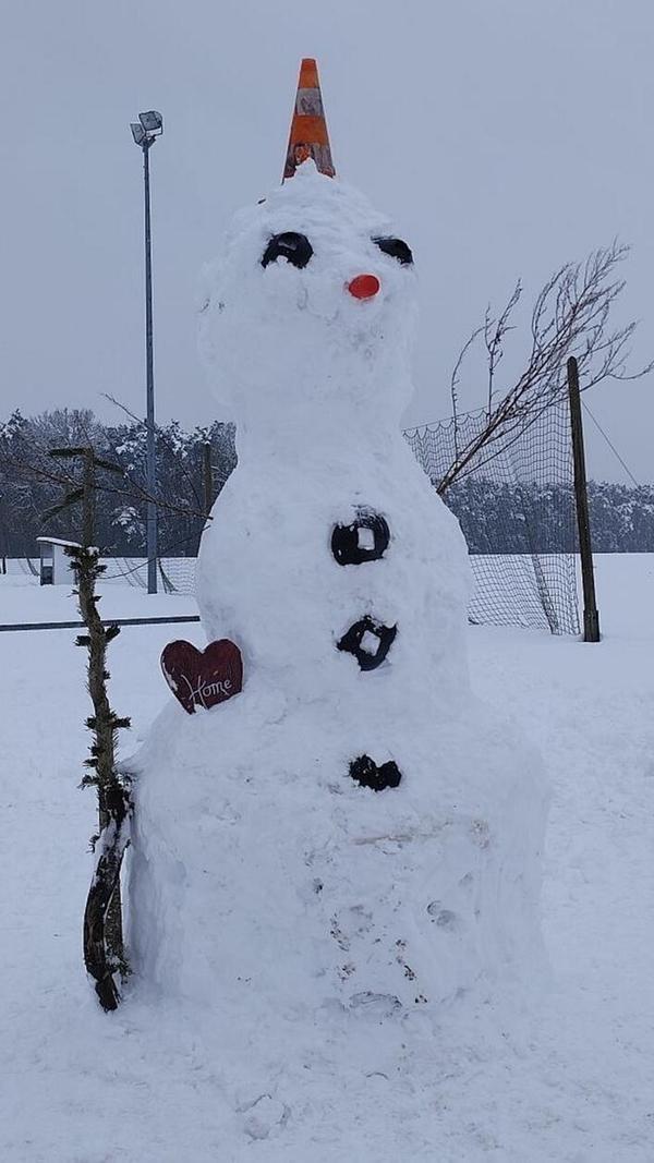 Ganz schön groß ist dieser Schneemann am Sportplatz in Rittersbach.