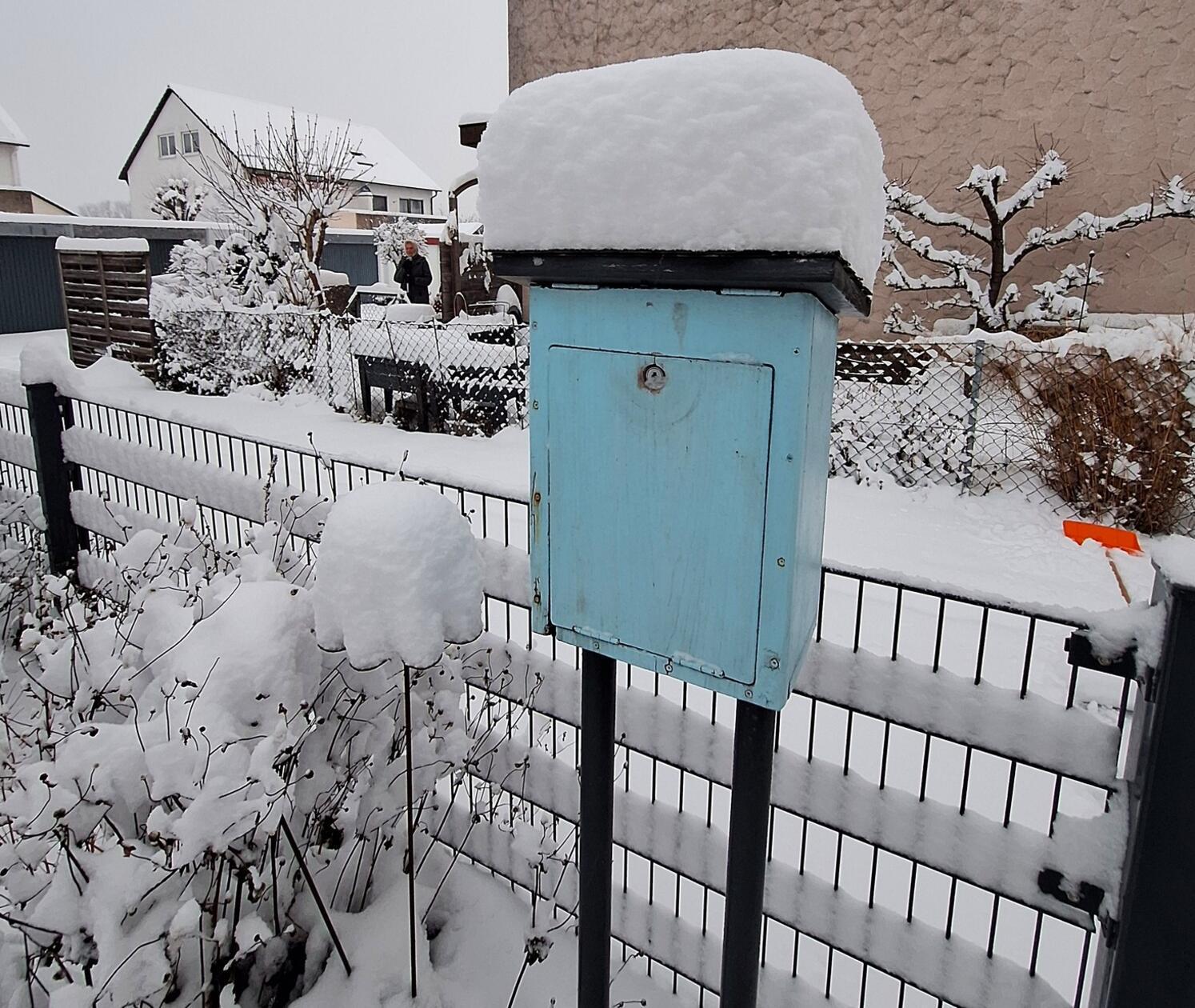 Was denn? Auch ein alter Briefkasten darf mal einen extravaganten Hut tragen!