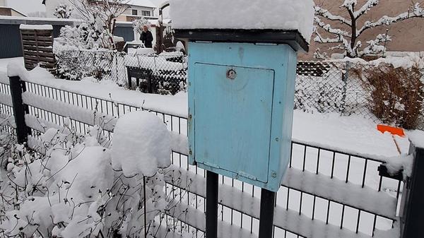 Was denn? Auch ein alter Briefkasten darf mal einen extravaganten Hut tragen!