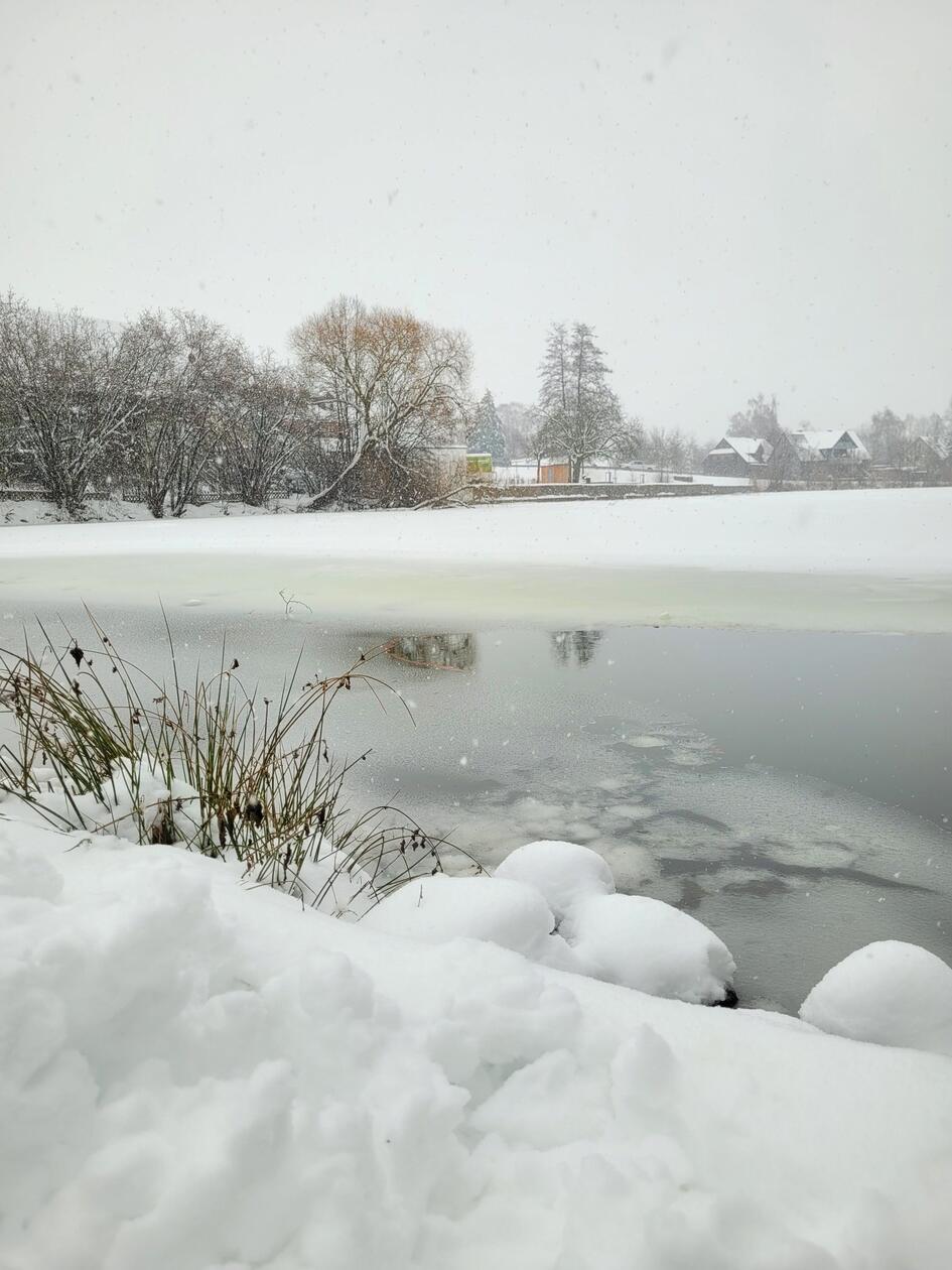 In Neumarkt und Umgebung liegt Schnee so weit das Auge reicht.