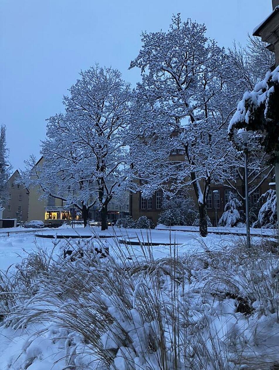 Noch menschenleer ist der Schillerplatz in Schwabach am Morgen nach der Schneenacht.