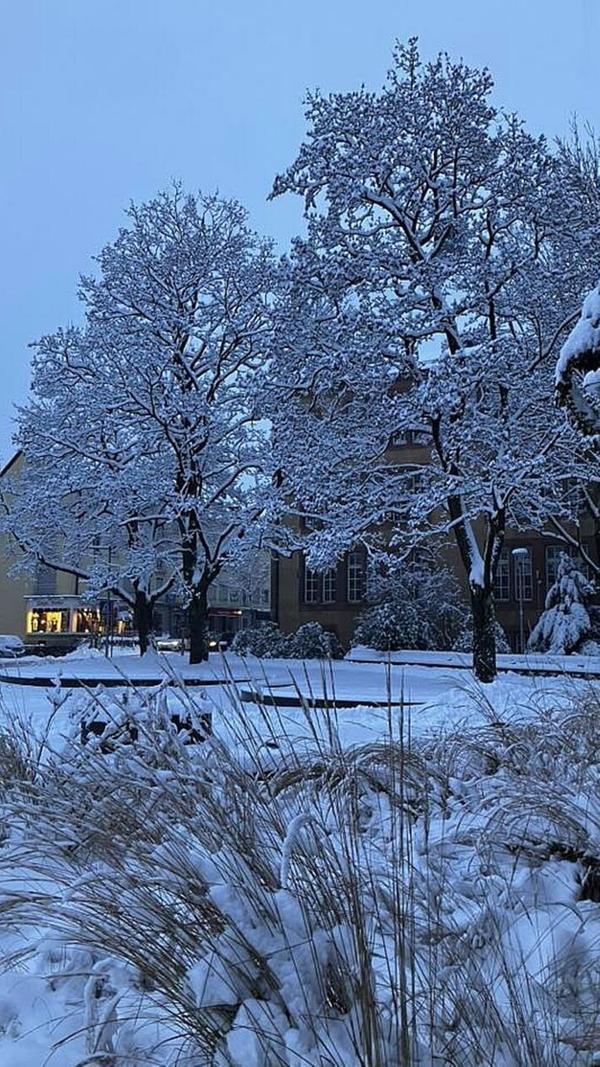 Noch menschenleer ist der Schillerplatz in Schwabach am Morgen nach der Schneenacht.