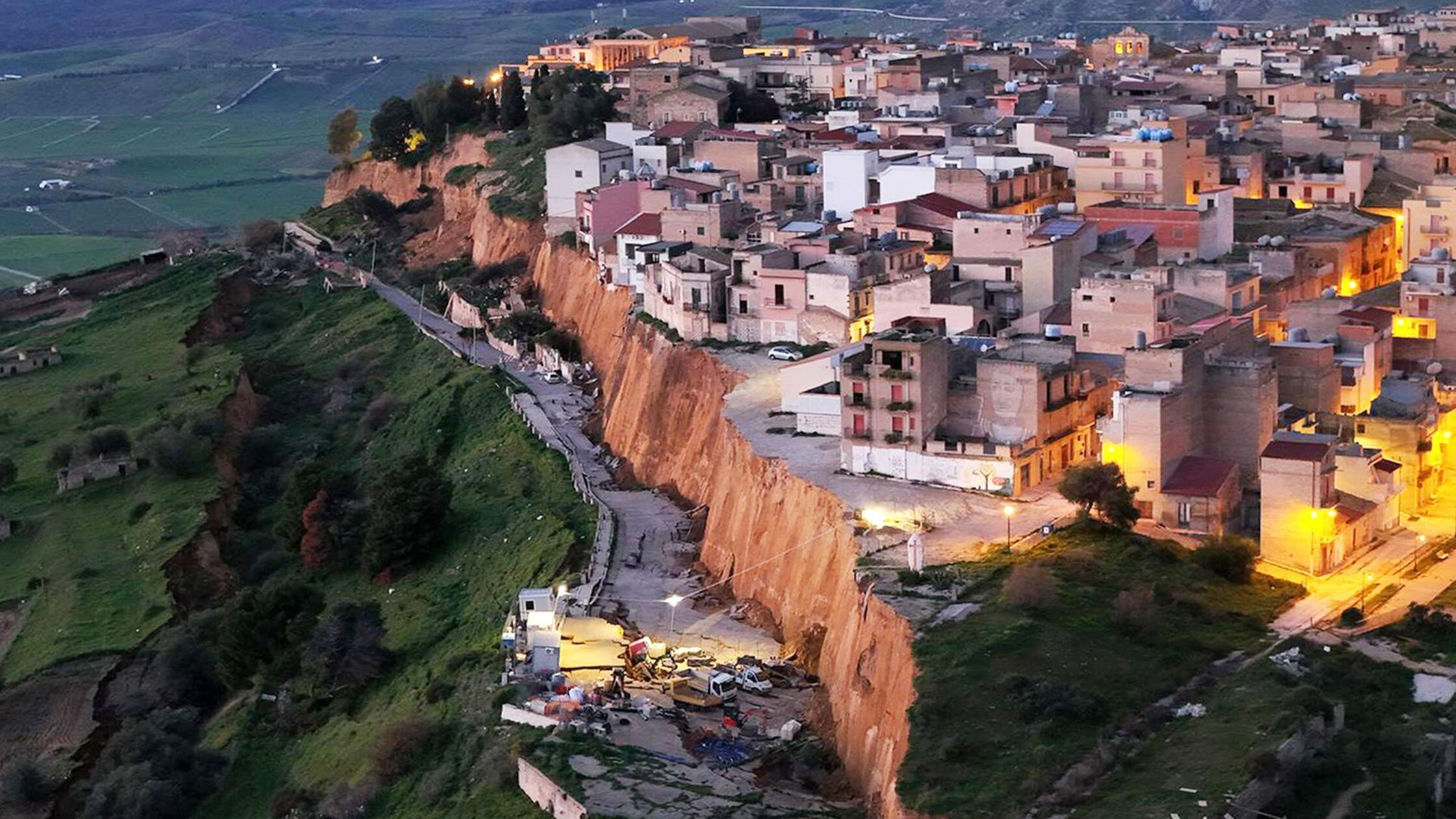 27.01.2026, Italien, Niscemi: Luftaufnahmen von ei