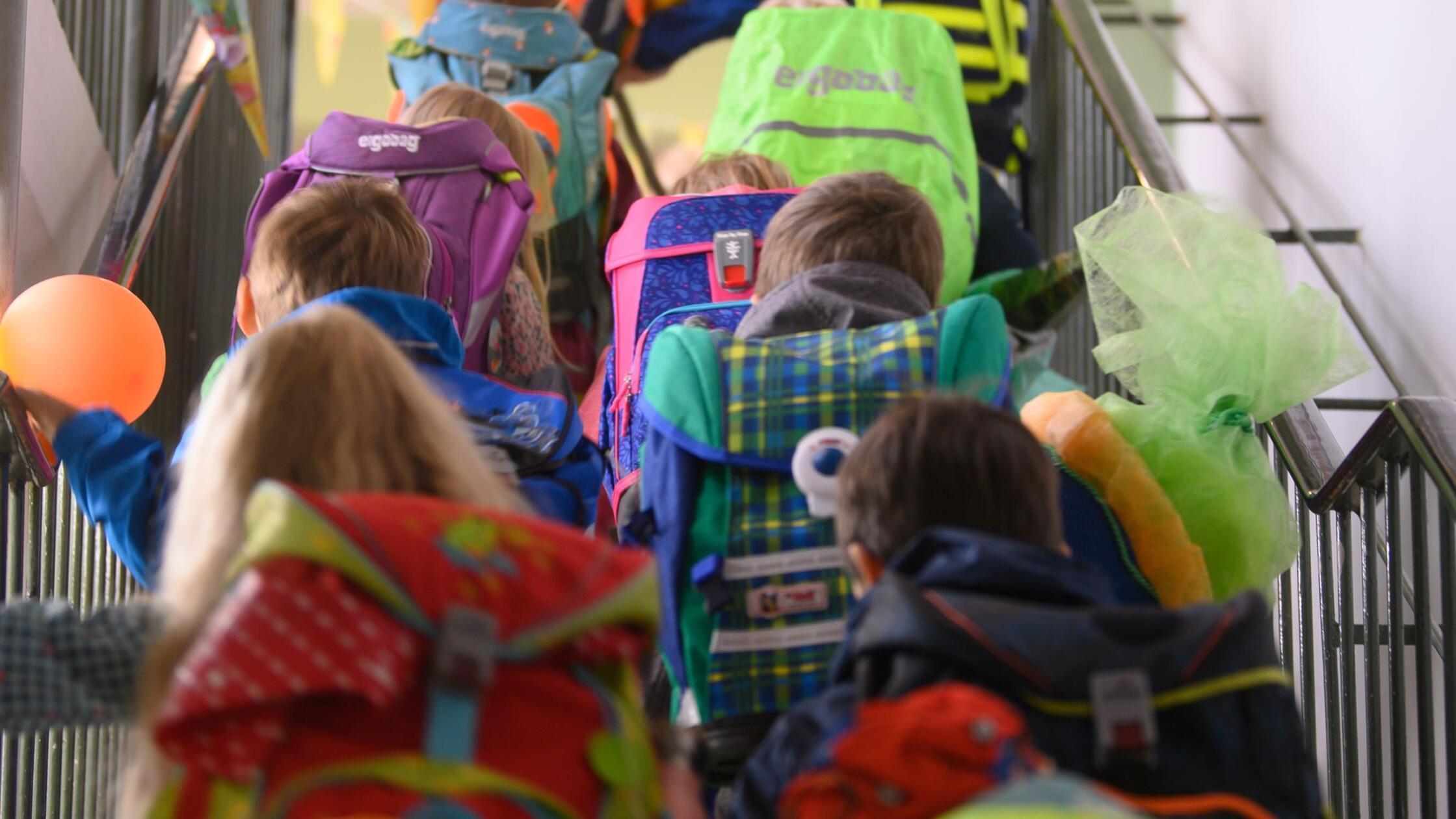 Grundschüler einer ersten Klasse der Regenbogensch