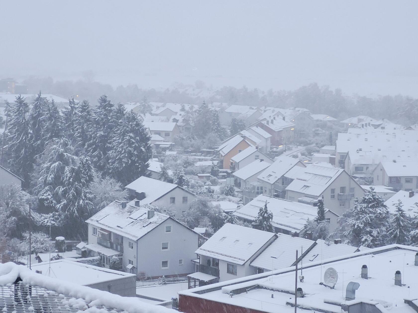 In Neumarkt und Umgebung liegt Schnee so weit das Auge reicht.