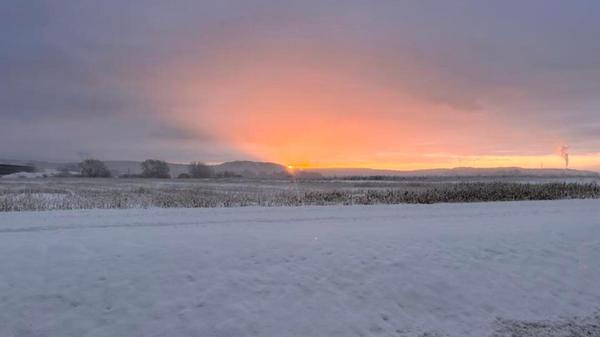 In Neumarkt und Umgebung liegt Schnee so weit das Auge reicht.