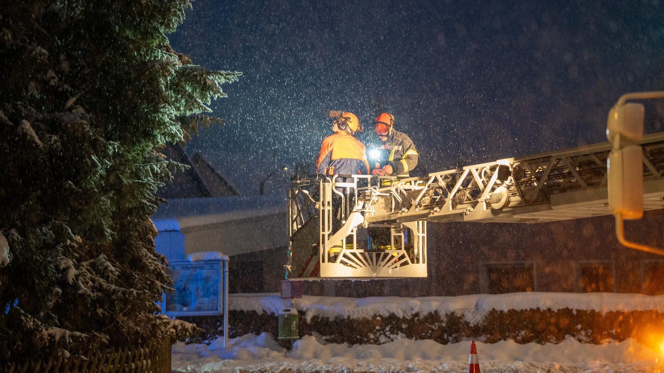 Starke und anhaltende Schneefälle haben am Montaga