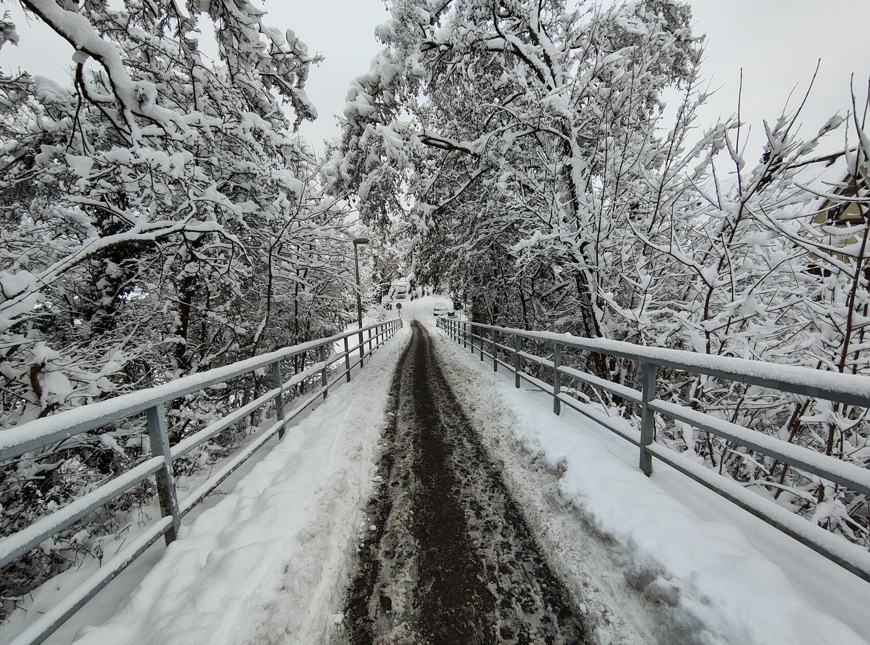 Blick von der Brücke über die A73 in Forchheim in Richtung Sattlertorstraße am Dienstag, 27. Januar.