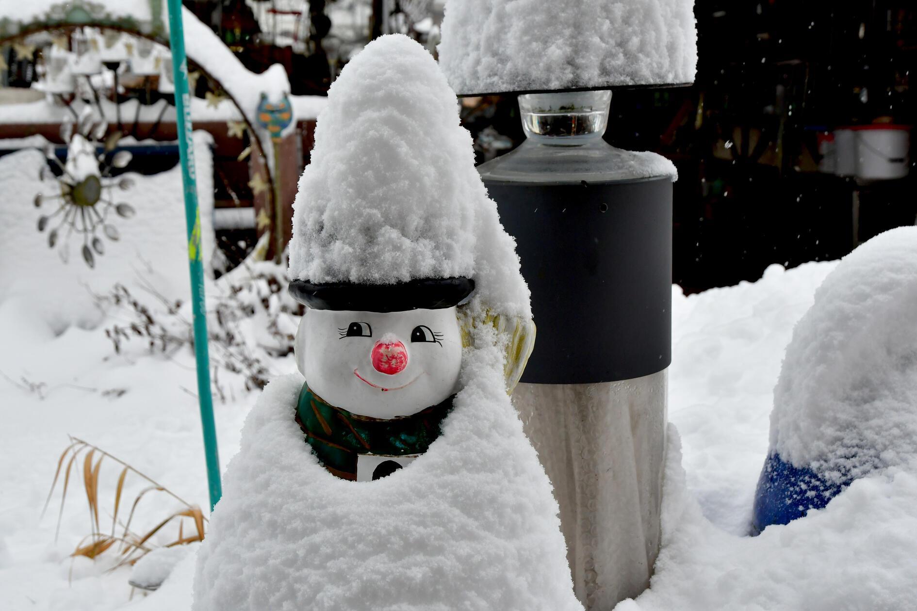 Was für eine niedlich- schöne Gartendekoration. Dem Schneemann scheinen die frostigen Temperaturen sehr gut zu gefallen.
