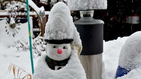 Was für eine niedlich- schöne Gartendekoration. Dem Schneemann scheinen die frostigen Temperaturen sehr gut zu gefallen.