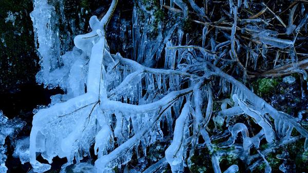 An der Obermühl Stauwehr in Ornbau herrschen Frost und Eis.
