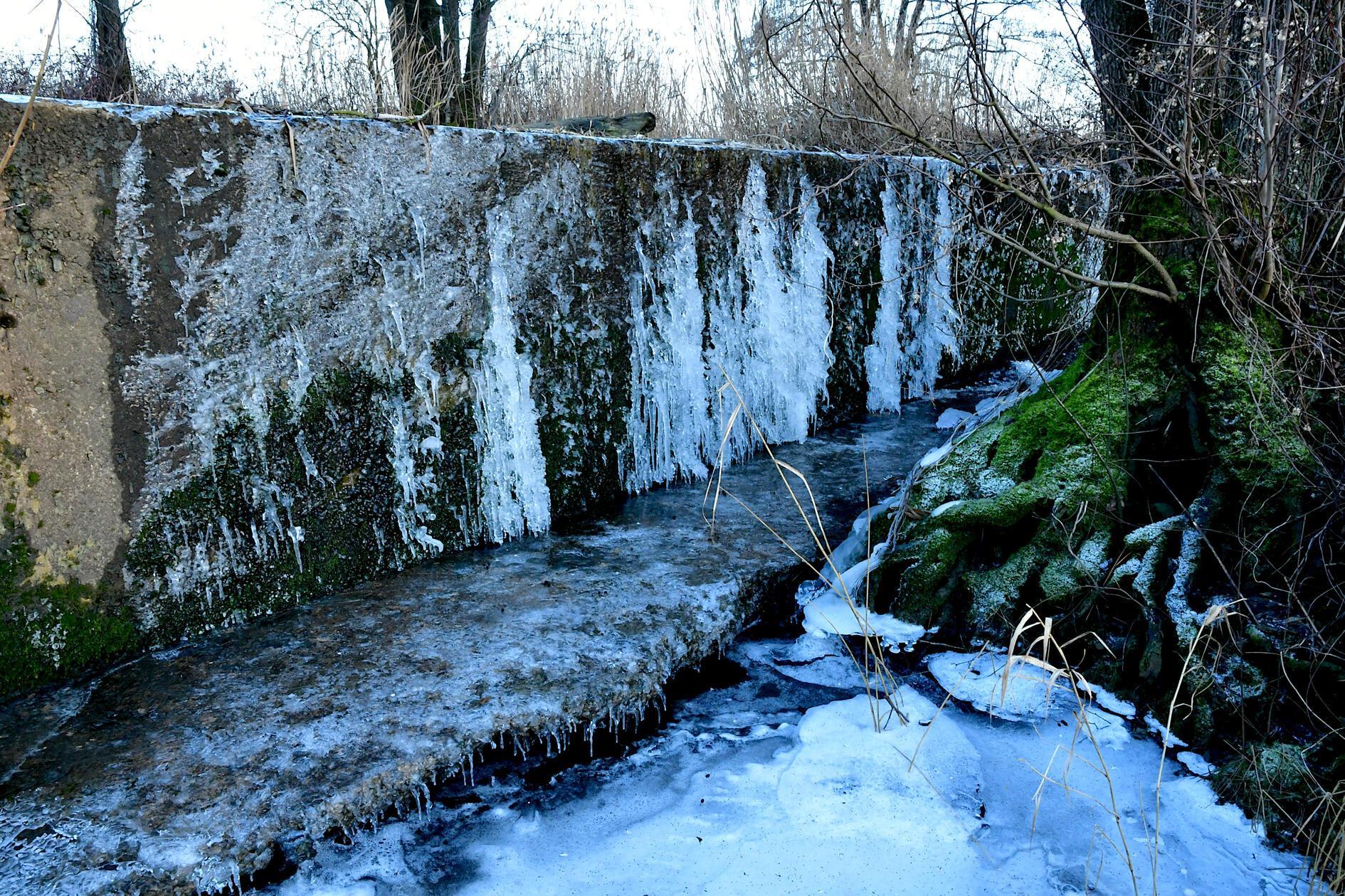 Die Staumauer in Ornbau ist ebenfalls vereist. Ein tolles Fotomotiv bildet sie alle Mal.