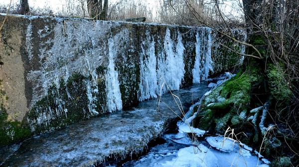 Die Staumauer in Ornbau ist ebenfalls vereist. Ein tolles Fotomotiv bildet sie alle Mal.