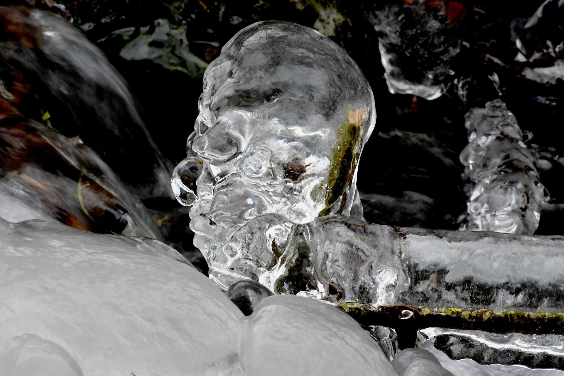 Dieses Eisgebilde erinnert an einen Totenkopf.
