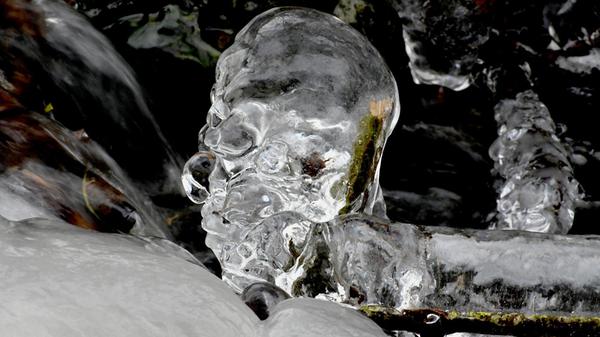 Dieses Eisgebilde erinnert an einen Totenkopf.