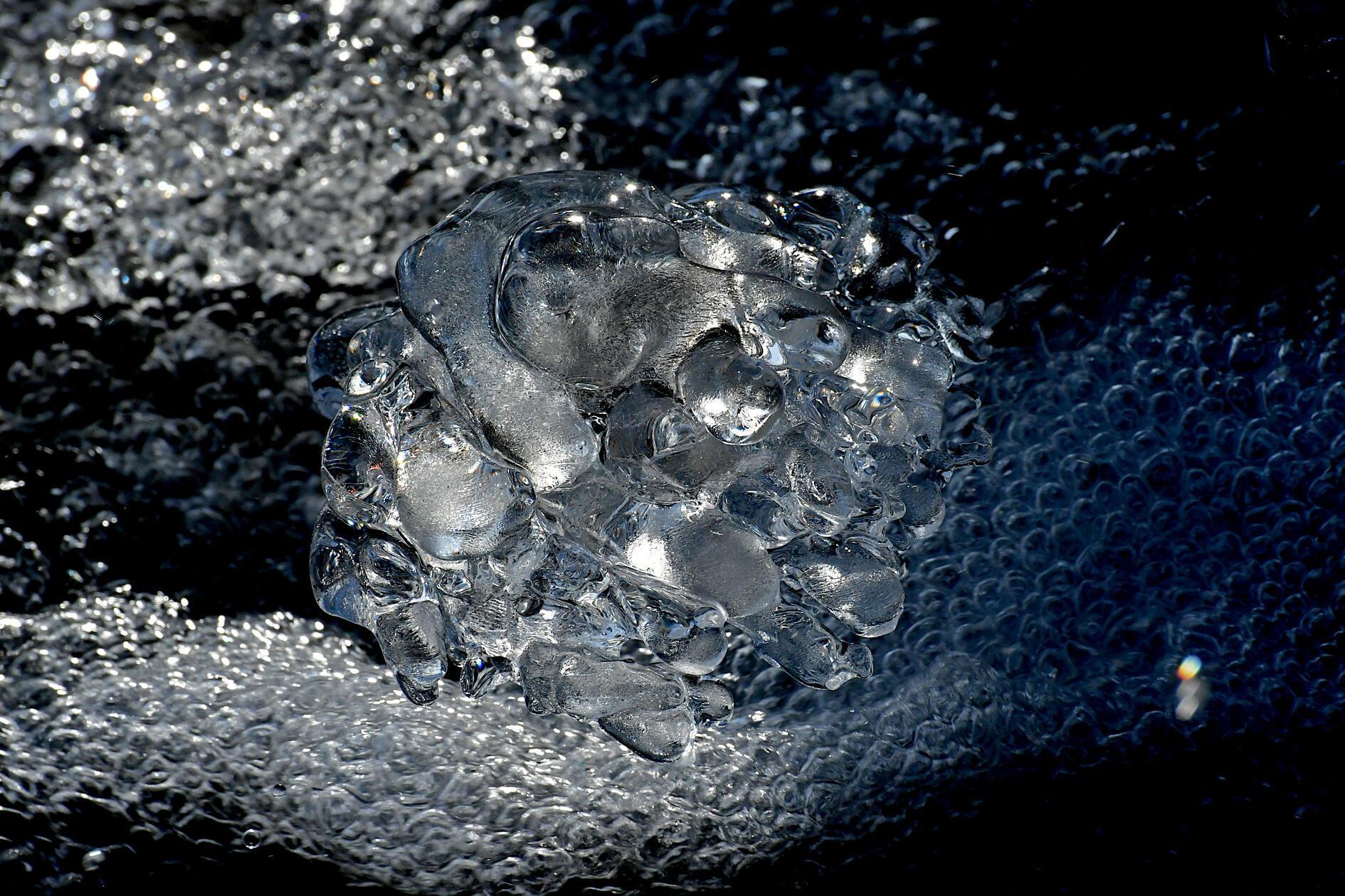 Dieses Eisgebilde, an einem Bach aufgenommen, erinnert an ein Schmuckstück, etwa ein Kettenanhänger oder Ohrring.