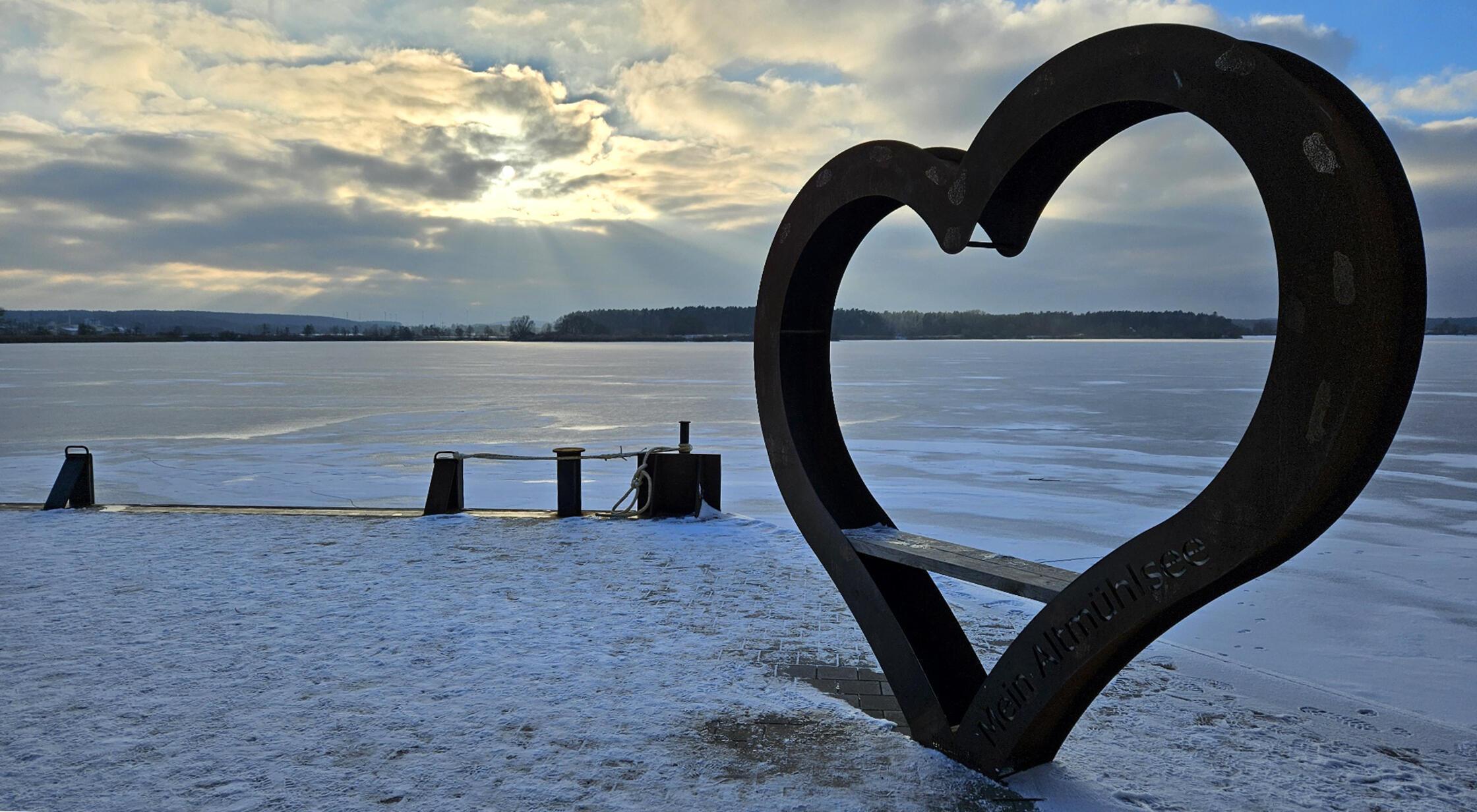 Der Altmühlsee vereist in der Abenddämmerung- dieses Foto hat der Fotograf vom Strand bei Schlungenhof aus aufgenommen.
