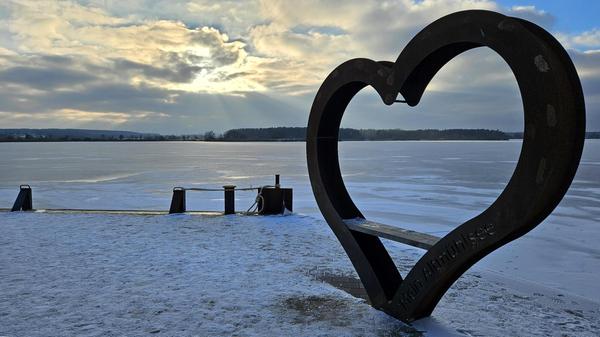 Der Altmühlsee vereist in der Abenddämmerung- dieses Foto hat der Fotograf vom Strand bei Schlungenhof aus aufgenommen.