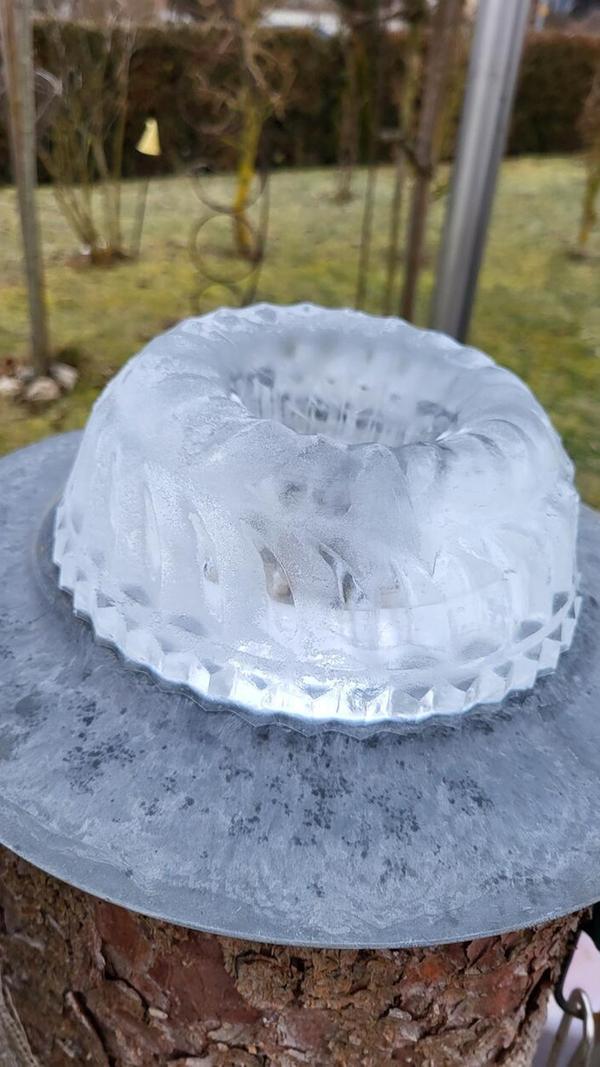 Bitte zu Tisch- bei diesen tiefen Temperaturen ist der Kreativität keine Grenze gesetzt. Eine tolle Idee für die Gartendeko entstand hier mit einer Kuchenform. Dieser Kuchen zergeht förmlich auf der Zunge, und das bei Null Kalorien.
