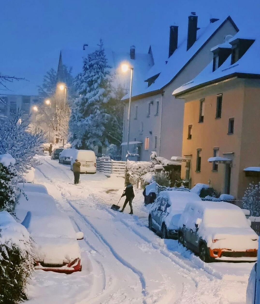 Schneeschippen verbindet - auch wenn sich manch einer vermutlich lieber beim sommerlichen Grillfest mit den Nachbarn treffen würde.