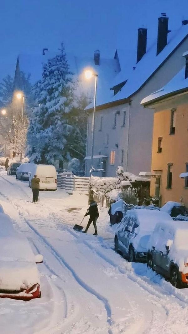 Schneeschippen verbindet - auch wenn sich manch einer vermutlich lieber beim sommerlichen Grillfest mit den Nachbarn treffen würde.