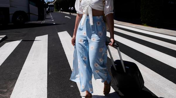 Wer gerade in der Urlaubsplanung 2026 steckt, sollte auch hier auf gewisse Dinge achten. Denn auf den <a href="https://shorturl.at/KdHqC" target="_blank">Autobahnen Richtung Süden drohen auch diesen Sommer Staus.</a><br>
Und auch andere Ziele könnten 2026 in die Bredouille kommen, beziehungsweise die Urlauber, die dorthin reisen wollen. Denn das <a href="https://shorturl.at/Ptm4H" target="_blank">Auswärtige Amt hat eine Reisewarnung für ein bei den Deutschen beliebtes Urlaubsland ausgesprochen.</a><br>
Doch wir haben auch gute Nachrichten für Urlauber. Denn mit <a href="https://shorturl.at/06h9O" target="_blank">einem einfachen Tipp können Sie im Urlaub bares Geld sparen</a> - sofern Sie eine Bedingung erfüllen.