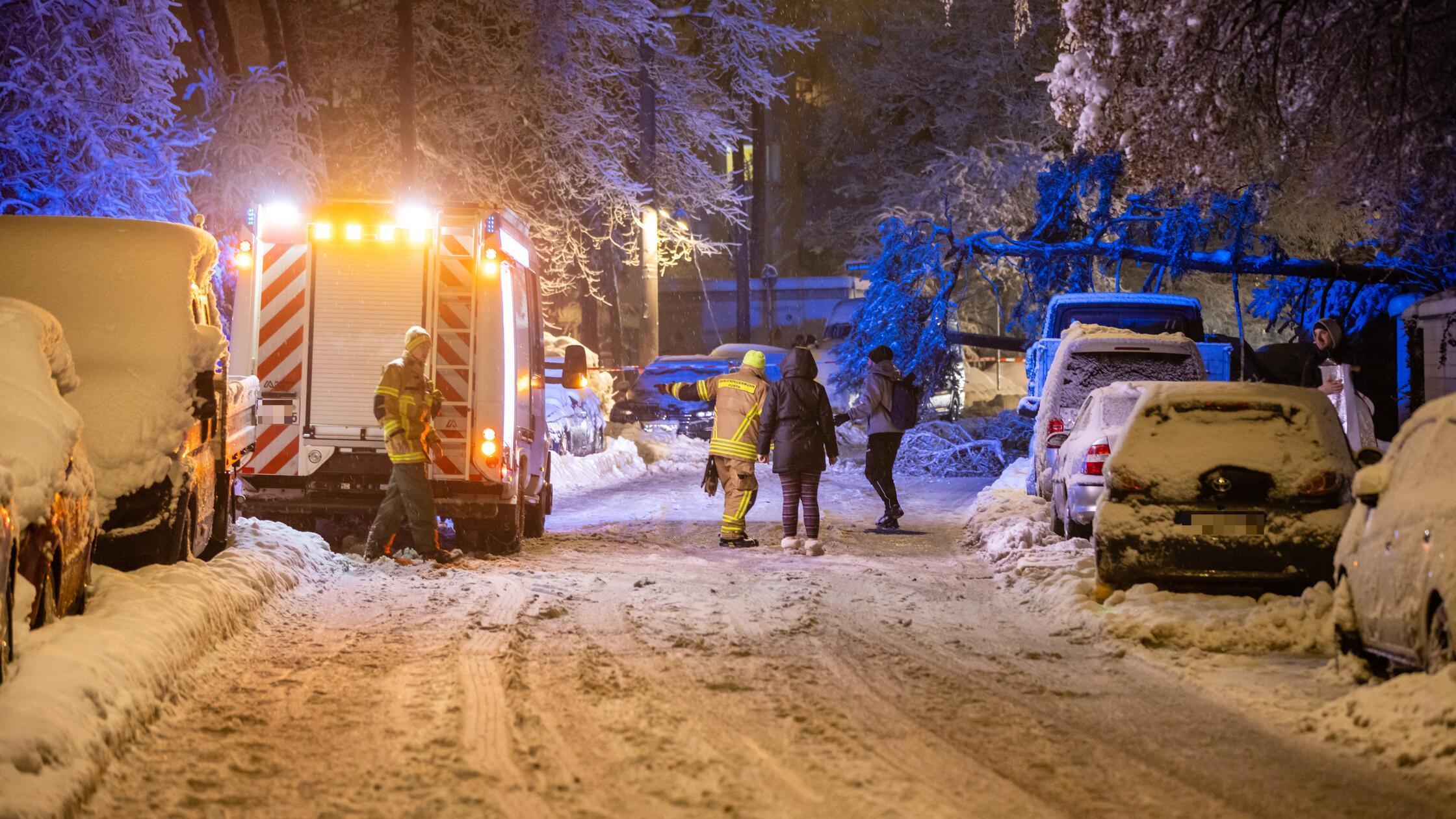 Feststeckende-Lkw-und-umst-rzende-B-ume-Schneechaos-sorgte-f-r-Unf-lle-bei-Hilpoltstein