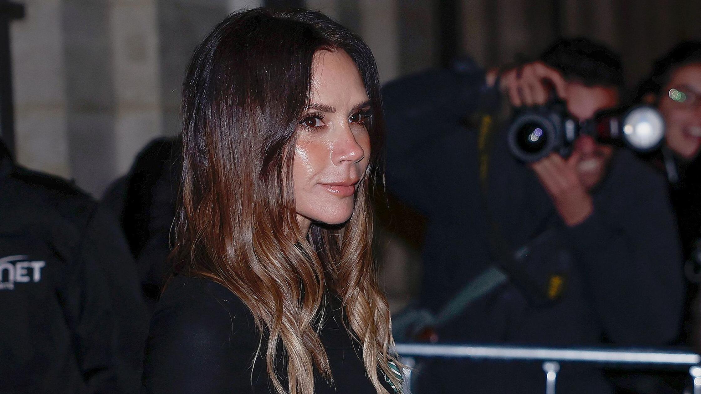 Victoria-Beckham-in-Paris-geehrt-Sohn-Brooklyn-fehlt