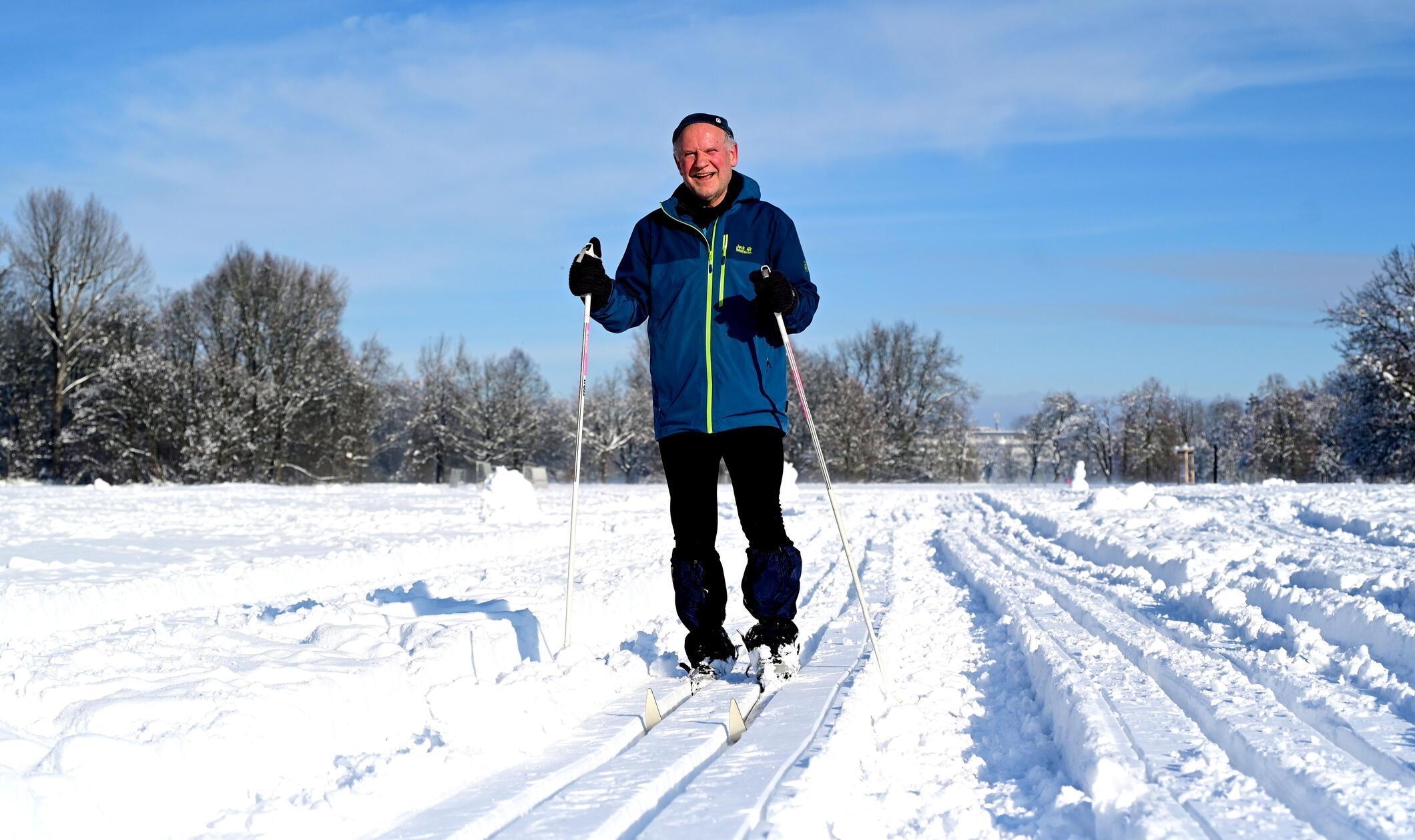 Im Marienbergpark in Nürnberg kommen Winter-Fans voll auf ihre Kosten. Bei strahlendem Sonnenschein treffen sich hier Langläufer, Schlittenfahrer und Schnee-Freunde.
