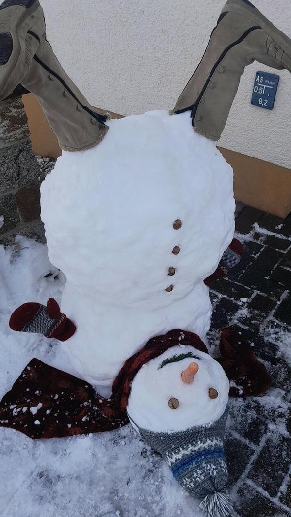 Platz 1: Schneemann steht Kopf hat 95 Stimmen für sich gewonnen und ist damit Sieger unserer Schneemann-Abstimmung. Herzlichen Glückwunsch an Sabine Maria!