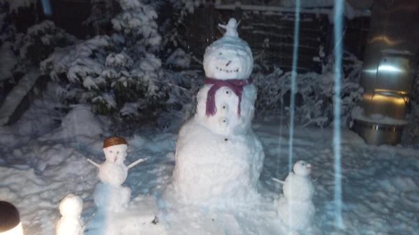 Gleich eine ganze Familie steht im Garten von Anna Zorlu in Erlangen.